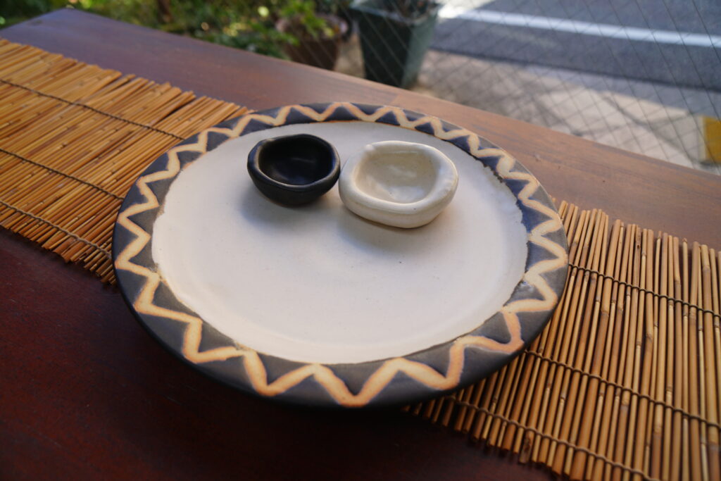 マット釉ロウ抜きの皿