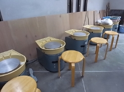 教室内部電動ろくろの配置