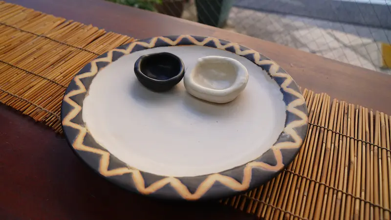 リムをロウ抜きしたお皿