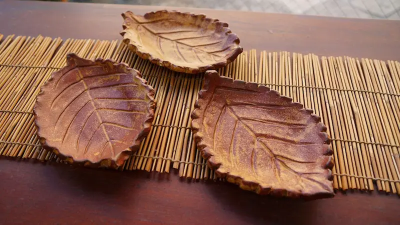 伊羅保釉の木の葉皿