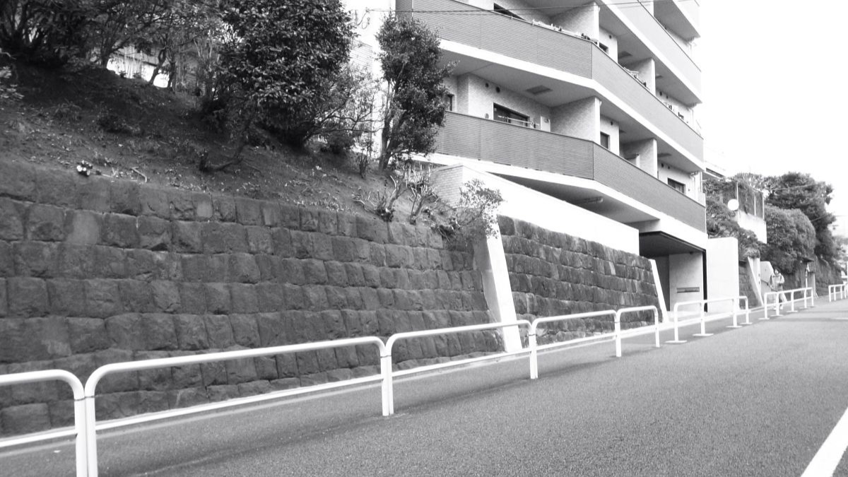 工房前のあかじ坂