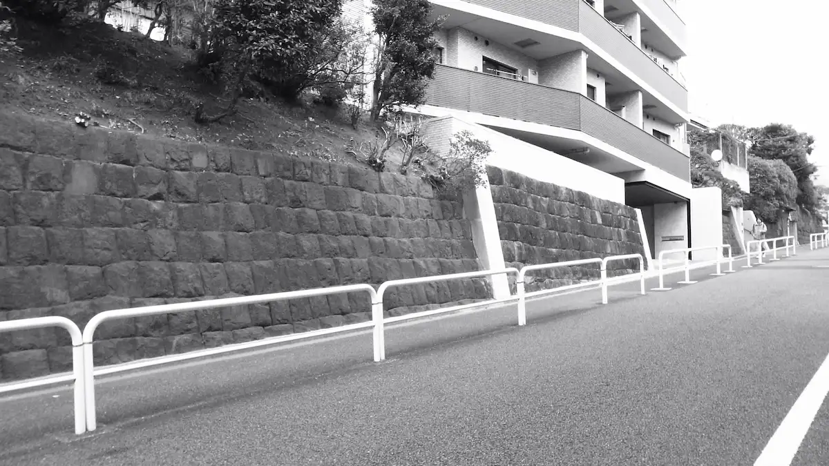 工房前のあかじ坂